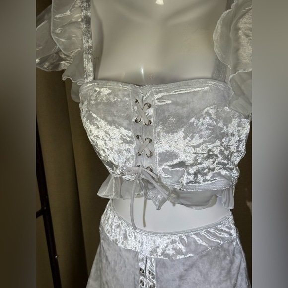 Elegant White Ruffled Bikini Set - Picture 5 of 5